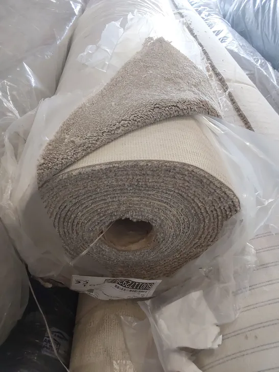 ROLL OF QUALITY SOFT NOBLE ACTION BACK CARPET // SIZE: APPROX 4 X 17m