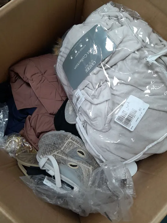 LARGE BOX OF APPROXIMATELY 10 ASSORTED HOUSEHOLD ITEMS TO INCLUDE BEDDING , EARPHONES  CLOTHES  , ETC  