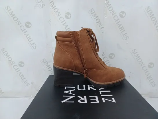 BOXED PAIR OF NATURALIZER BOOTS IN TAN SIZE 5   