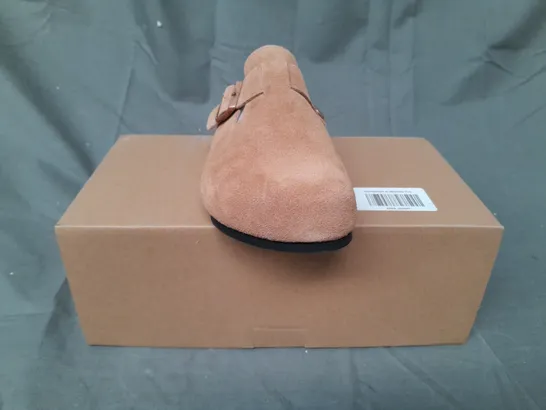 BOXED PAIR OF EVELLYHOOTD LEATHER CLOGS IN CHESTNUT EU SIZE 38