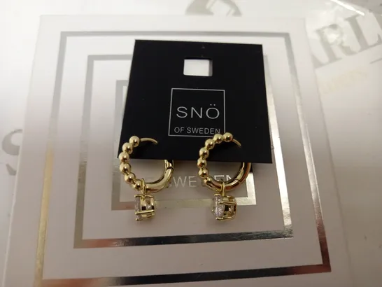 SNO OF SWEDEN GOLD EFFECT HOOP EARRINGS AND GOLD EFFECT NECKLACE WITH STONES