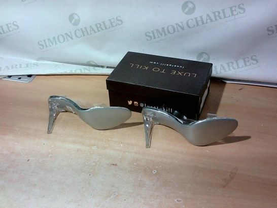 BOXED PAIR OF LUXE TO KILL HIGH HEELS SIZE 8