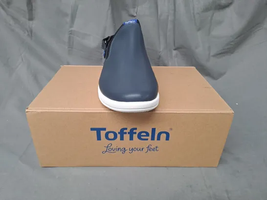 BOXED PAIR OF TOFFELN SMARTSOLE CLOGS IN NAVY UK SIZE 7