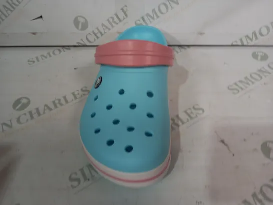 BOXED PAIR OF CROCS KIDS CLOGS IN BLUE/PINK UK SIZE J5