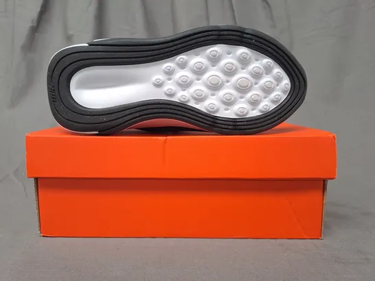 BOXED PAIR OF NIKE INFINITY FLOW KIDS SHOES IN BLACK/WHITE UK SIZE 12