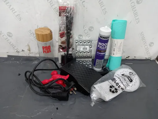 APPROXIMATELY 15 ASSORTED ITEMS TO INCLUDE GALVANIZED NAIL PLATES, GLASS WATER BOTTLE, RONSEAL WOOD FILLER, SHOWER HEAD, MEAT CHOPPER, COMPOSTABLE REFUSE BAGS