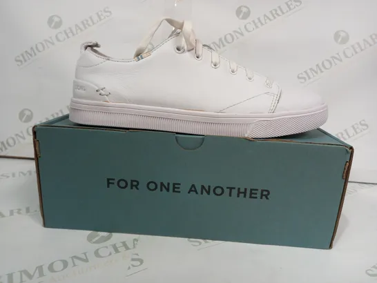 BOXED PAIR OF TOMS SHOES IN WHITE UK SIZE 6.5