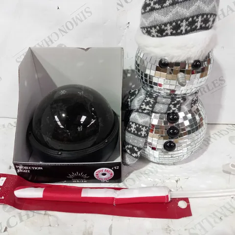 BOX OF APPROXIMATELY 5 ASSORTED HOUSEHOLD ITEMS TO INCLUDE DECORATIVE MIRROR BALL SNOWMAN, SNOWFLAKE PROJECTION LIGHT, FESTIVE ENGLAND CAR FLAG, ETC