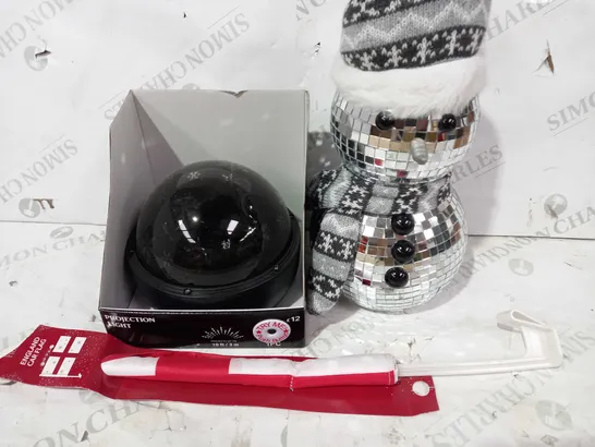 BOX OF APPROXIMATELY 5 ASSORTED HOUSEHOLD ITEMS TO INCLUDE DECORATIVE MIRROR BALL SNOWMAN, SNOWFLAKE PROJECTION LIGHT, FESTIVE ENGLAND CAR FLAG, ETC