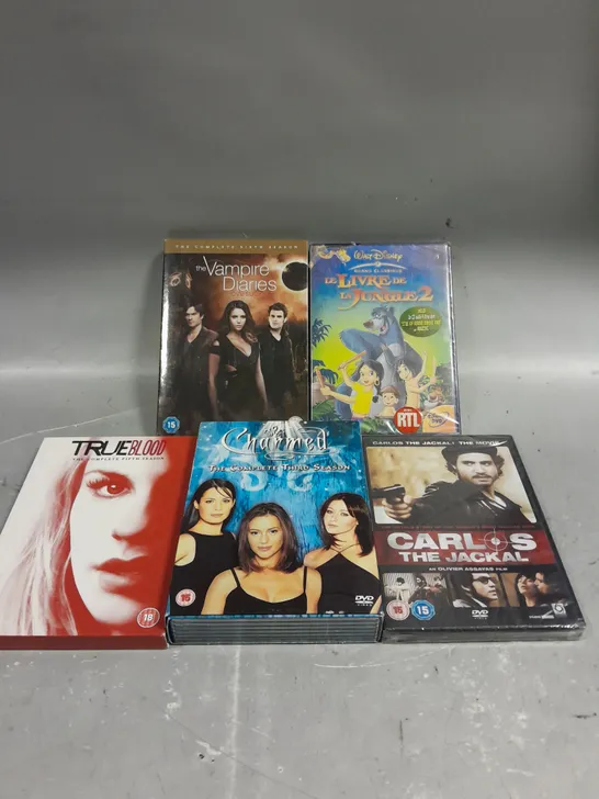 APPROXIMATELY 20 ASSORTED DVD/BLU-RAY FILMS & BOX SETS TO INCLUDE CHARMED, CARLOS THE JACKAL, TRUE BLOOD ETC 