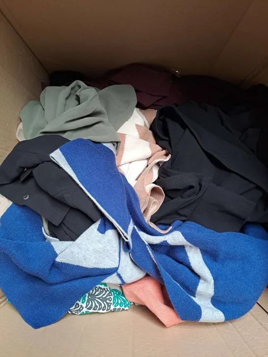 BOX OF APPROX 20 ASSORTED CLOTHING ITEMS TO INCLUDE - JUMPSUITS, TOPS, JUMPERS ETC