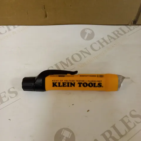 DUAL RANGE NON-CONTACT VOLTAGE TESTER WITH FLASHLIGHT