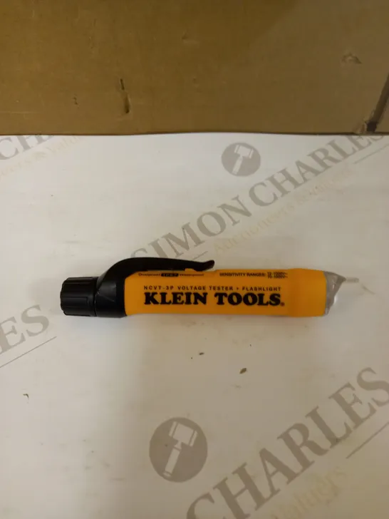 DUAL RANGE NON-CONTACT VOLTAGE TESTER WITH FLASHLIGHT