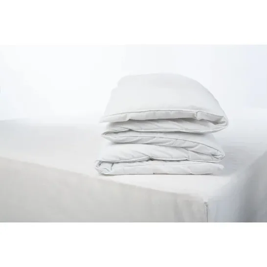 BOXED POLYCOTTON 10.5 TOG DUVET ALL YEAR ROUND (SIZE UNKNOWN)