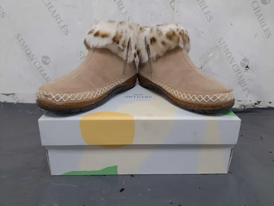 BOXED PAIR OF EARTH ORIGINALS EMMALYN BOOTIES IN BEIGE SIZE 6