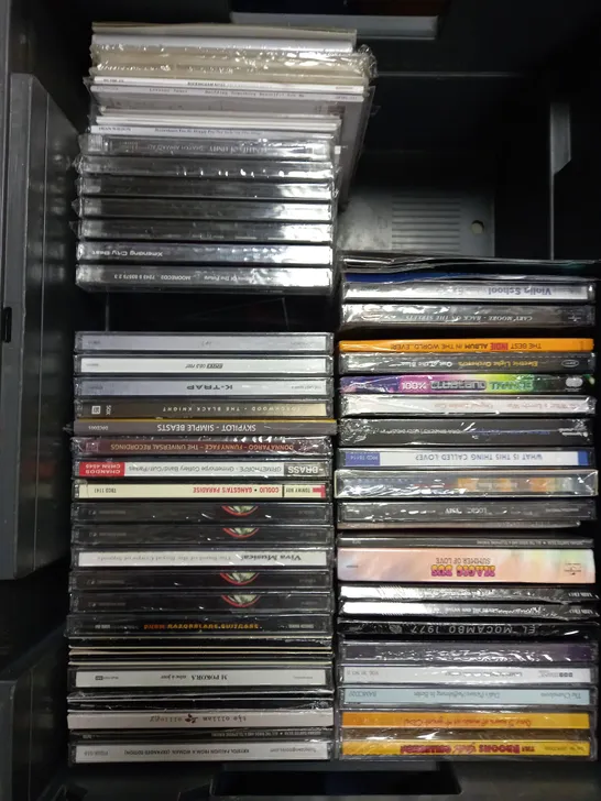 BOX OF APPROXIMATELY 50 ASSORTED CD'S & TAPES TO INCLUDE MINISTRY OF SOUND ANNUAL, EMINEM, ARCTIC MONKEYS ETC 