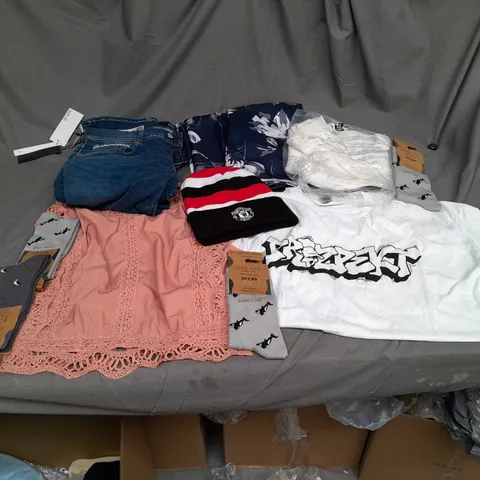 BOX OF APPROX OF 10 X ASSORTED ITEMS OF CLOTHING; INCLUDES; HAT, SOCKS, JEANS, SHIRT ETC 