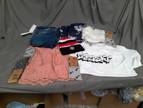 BOX OF APPROX OF 10 X ASSORTED ITEMS OF CLOTHING; INCLUDES; HAT, SOCKS, JEANS, SHIRT ETC 