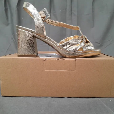 BOXED PAIR OF JD WILLIAMS OPEN TOE BLOCK HEEL SANDALS IN METALLIC GOLD UK SIZE 5