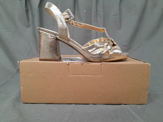 BOXED PAIR OF JD WILLIAMS OPEN TOE BLOCK HEEL SANDALS IN METALLIC GOLD UK SIZE 5