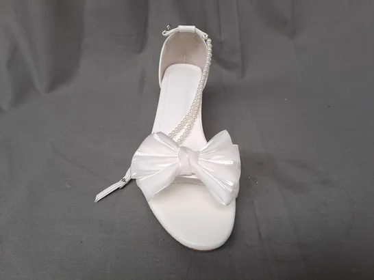 BOXED PAIR OF DESIGNER OPEN TOE BLOCK HEEL BRIDAL STYLE SANDALS IN WHITE W. BOW DETAIL AND PEARL EFFECT STRAP EU SIZE 44