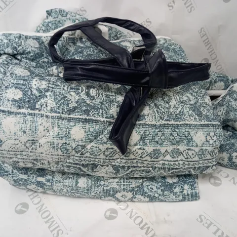 ALISON CORK INDOOR/ OUTDOOR CHINOISERIE PICNIC BLANKET - BLUE/WHITE