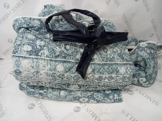 ALISON CORK INDOOR/ OUTDOOR CHINOISERIE PICNIC BLANKET - BLUE/WHITE