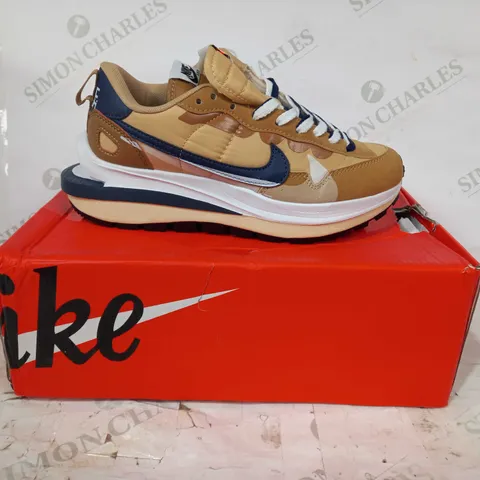 BOXED PAIR OF NIKE VAPORWAFFLE/SACAI SHOES IN TAN/BLUE/WHITE UK SIZE 5