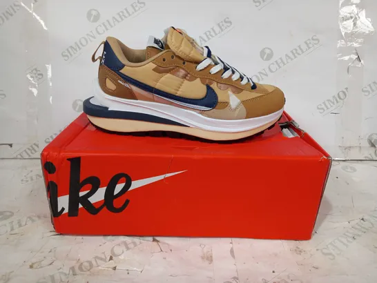 BOXED PAIR OF NIKE VAPORWAFFLE/SACAI SHOES IN TAN/BLUE/WHITE UK SIZE 5