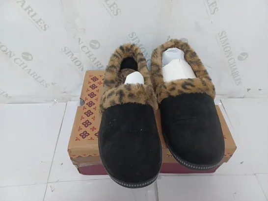 BOXED PAIR OF SKECHERS COZY CAMPFIRE FRISKY GAL LEOPARD FUR LINED SLIPPERS IN BLACK SIZE 8