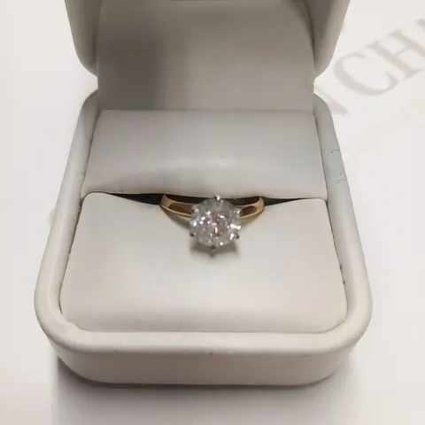 DESIGNER 18CT GOLD SOLITAIRE RING SET WITH A DIAMOND WEIGHING +1.56CT