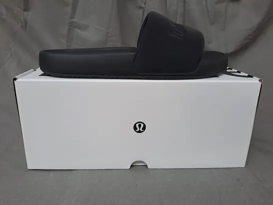 BOXED PAIR OF LULULEMON SLIDERS IN BLACK UK SIZE 5.5