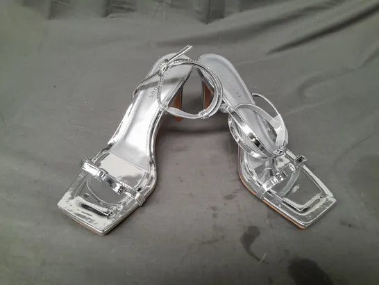 BOXED PAIR OF GLAMOROUS OPEN TOE HEELED SANDALS IN METALLIC SILVER SIZE 6