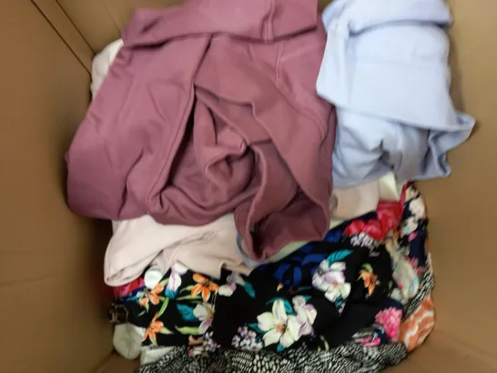 BOX OF APPROX 20 ASSORTED CLOTHING ITEMS TO INCLUDE - JUMPERS - TOPS AND TROUSERS 