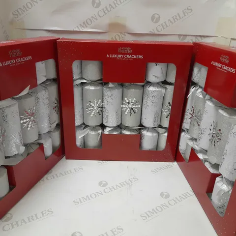 APPROXIMATELY 3 PACKS OF SIX BRAND NEW LUXURY CHRISTMAS CRACKERS