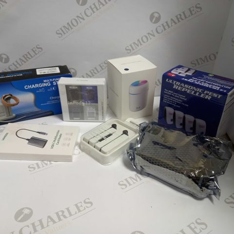 LOT OF 7 ASSORTED ELECTRICAL ITEMS, TO INCLUDE CHARGING STATION, EARPHONES, HUMIDIFIER, ETC