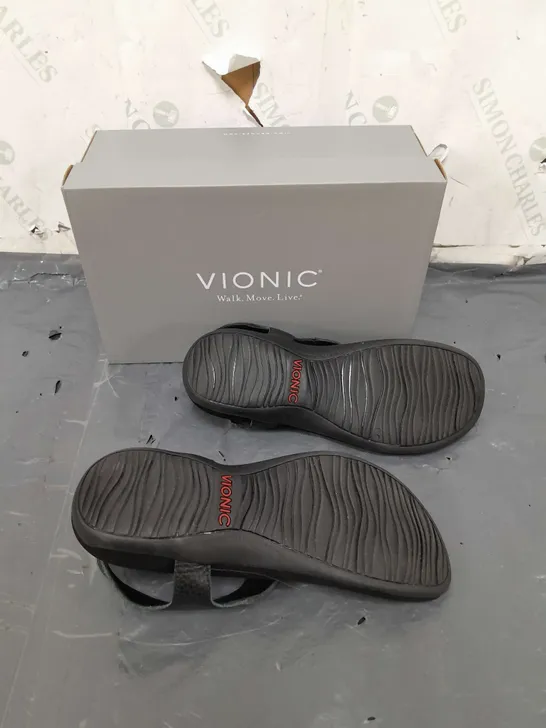 BOXED PAIR OF VIONIC BLACK SANDALS IN SIZE 6