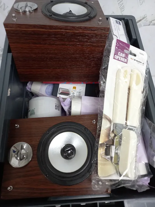 BOX OF APPROXIMATELY 10 ASSORTED ITEMS TO INCLUDE - SPEAKERS, LINT ROLLER, NOTE BOOK ETC