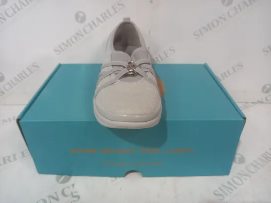 BOXED PAIR OF BZEES SHOES IN LIGHT GREY W. GLITTER EFFECT SIZE 6