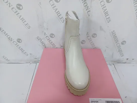 BOXED PAIR OF MODA IN PELLE ZIPSTER LEATHER BOOTS IN OFF WHITE SIZE 4