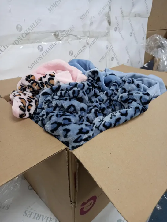 BOX OF APPROXIMATELY 5 FLUFFLY BLANKETS / DIFFERENT SIZES AND PATTERNS