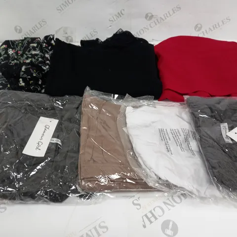 BOX OF APPROXIMATELY 20 CLOTHING ITEMS TO INCLUDE TOPS, DRESSES, SHORTS ETC