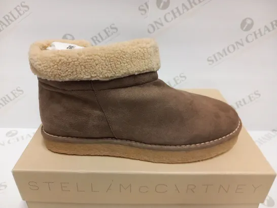 BOXED PAIR OF STELLA MCCARTNEY KICKAPOO LOW BOOT PEBBLE SIZE 38