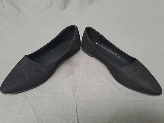 BOXED PAIR OF DESIGNER POINTED TOE SLIP-ON SHOES IN BLACK EU SIZE 39