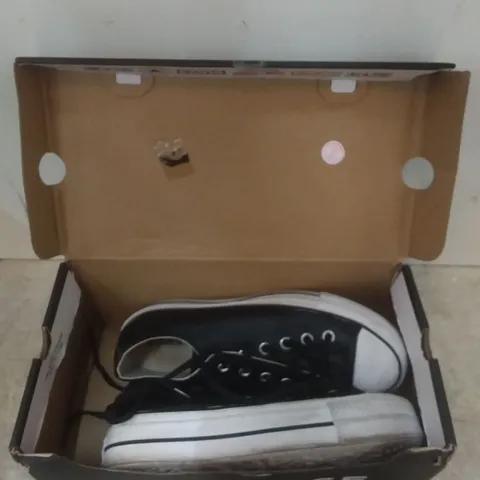 BOXED WOMENS CONVERSE CHUCK TAYLOR ALL STAR PLATFORM - BLACK/WHITE SIZE 6