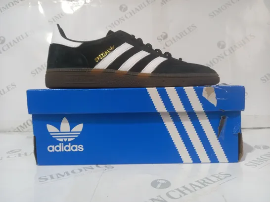 BOXED PAIR OF ADIDAS HANDBALL SPEZIAL SHOES IN BLACK/WHITE UK SIZE 10