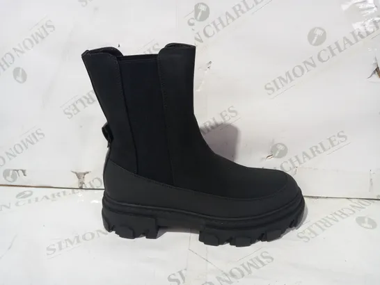 BOXED PAIR OF ONLY CHUNKY BOOTS IN BLACK EU SIZE 39