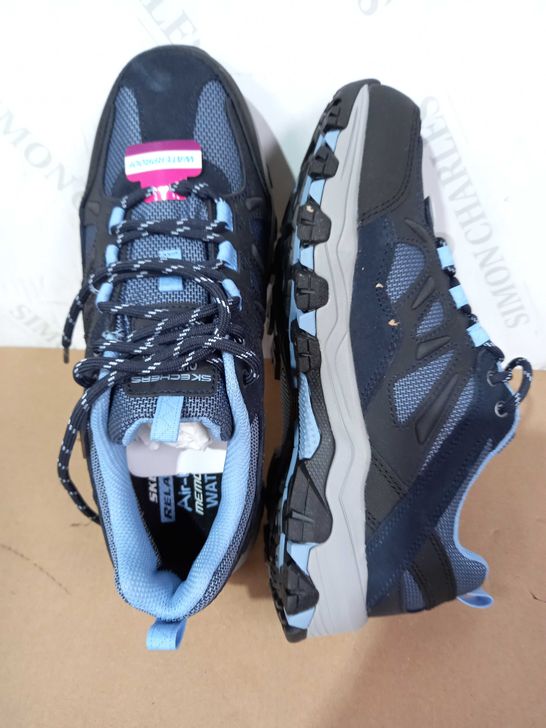 BOX OF 3 X PAIRS SKECHERS WALKING TRAINERS/YARD BOOTS: 1 X BLUE TRAINERS, UK SIZE 7; 2 X MEN'S LACE-UP BROWN YARD BOOTS, UK SIZES 9 AND 10