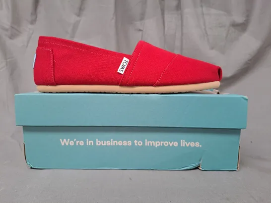 BOXED PAIR OF TOMS ALPARGATA SLIP-ON CANVAS SHOES IN RED UK SIZE 6