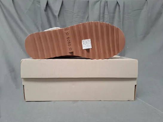 BOXED PAIR OF SKECHERS MOUNT SUEDE BOOTS IN CHESTNUT SIZE 7